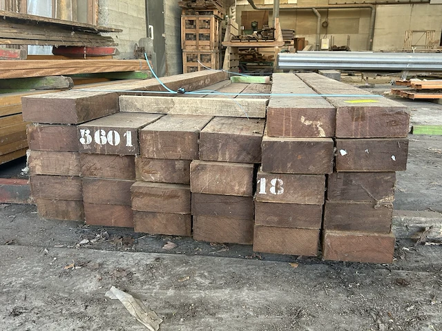 Afrormosia balken - lengtes +/- 3200mm - 3600mm - afbeelding 1 van  3