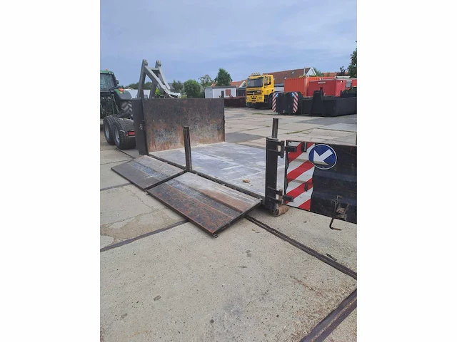 Afvalcontainer haakarm - afbeelding 1 van  18