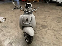 Agm - retro - scooter - afbeelding 4 van  8
