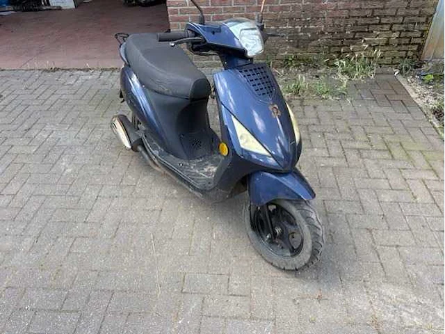 Agm - scooter - afbeelding 3 van  6