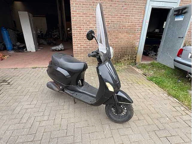 Agm - scooter - afbeelding 2 van  6