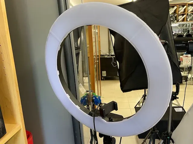 Agoda ring studiolicht - afbeelding 1 van  9