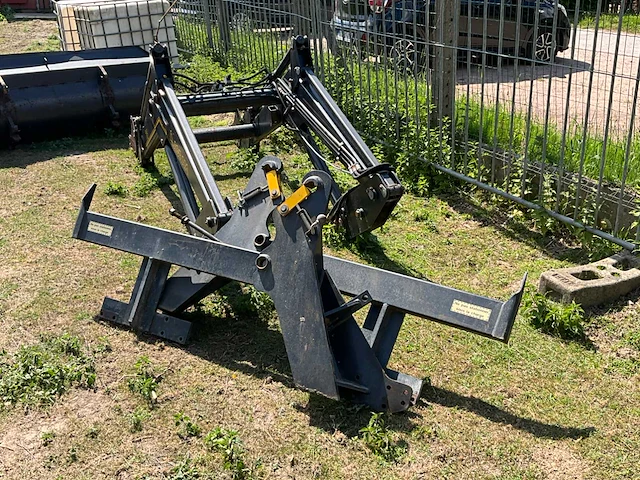 Agram 76 frontlader voor tractor inclusief graafbak - afbeelding 10 van  15