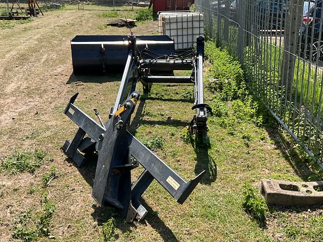 Agram 76 frontlader voor tractor inclusief graafbak - afbeelding 11 van  15