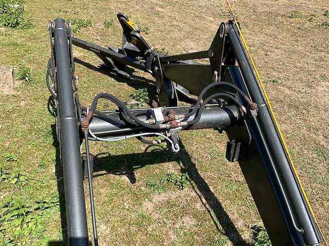 Agram 76 frontlader voor tractor inclusief graafbak - afbeelding 14 van  15