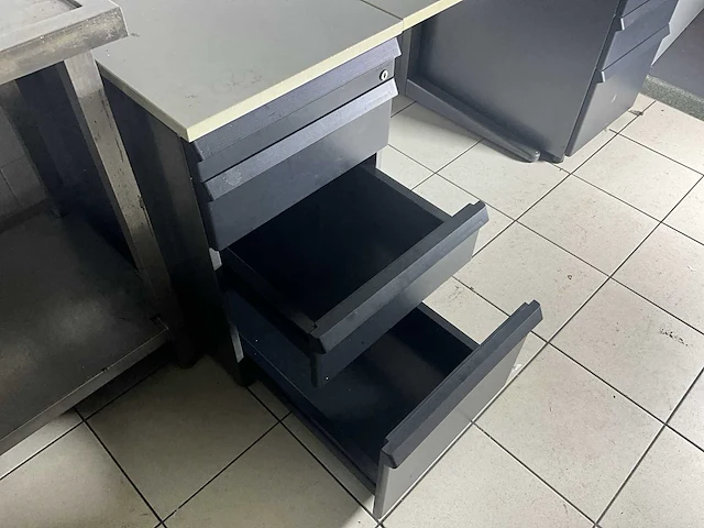 Ahrend bureau - afbeelding 3 van  4