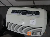 Air conditionning, stofzuiger van haar, kleine zwangere médion - afbeelding 2 van  10