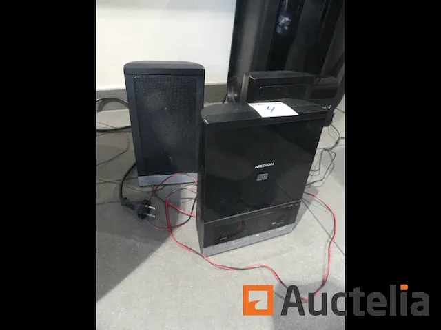 Air conditionning, stofzuiger van haar, kleine zwangere médion - afbeelding 3 van  10