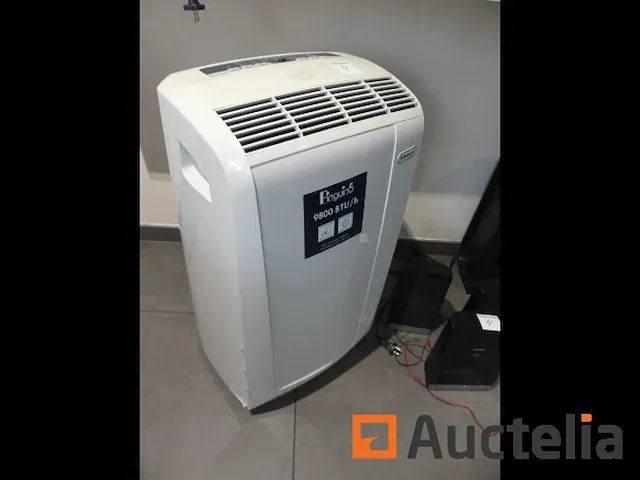Air conditionning, stofzuiger van haar, kleine zwangere médion - afbeelding 5 van  10