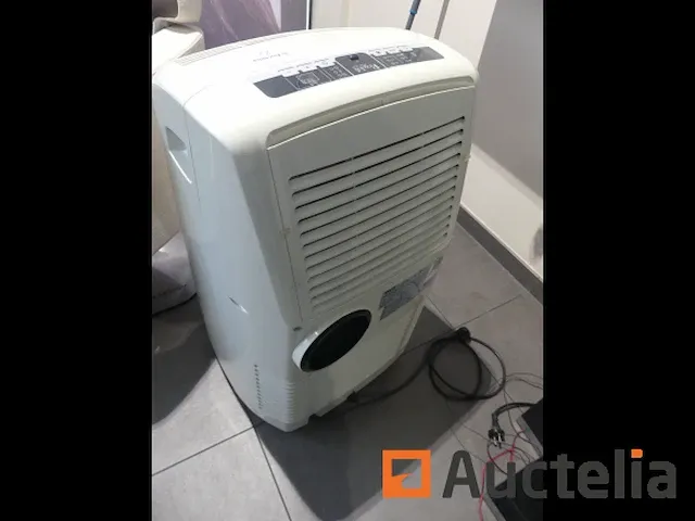 Air conditionning, stofzuiger van haar, kleine zwangere médion - afbeelding 9 van  10