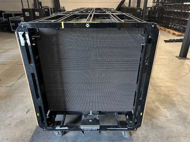 Airmag led scherm (24 panelen 1m/1m - 7mm binnen/buiten) + bekabelingsset-dolly-rigg + 2 processoren en pc + reserveset - afbeelding 1 van  10