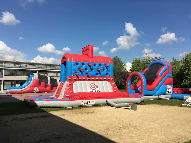 Airquee - boxing wall - obstacle course & bouncy castle - afbeelding 1 van  1