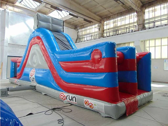 Airquee - hindernisbaan met schuif af - obstacle course & bouncy castle - afbeelding 1 van  3