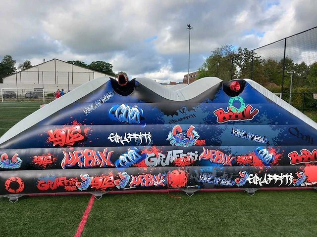 Airquee - knock'em off graffiti - obstacle course & bouncy castle - afbeelding 1 van  2