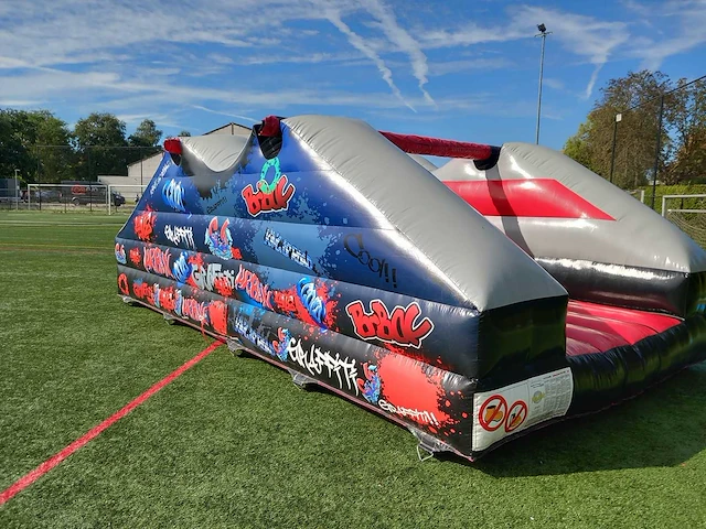 Airquee - knock'em off graffiti - obstacle course & bouncy castle - afbeelding 2 van  2