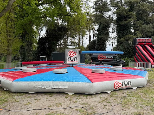 Airquee - last one standing - obstacle course & bouncy castle - afbeelding 1 van  4