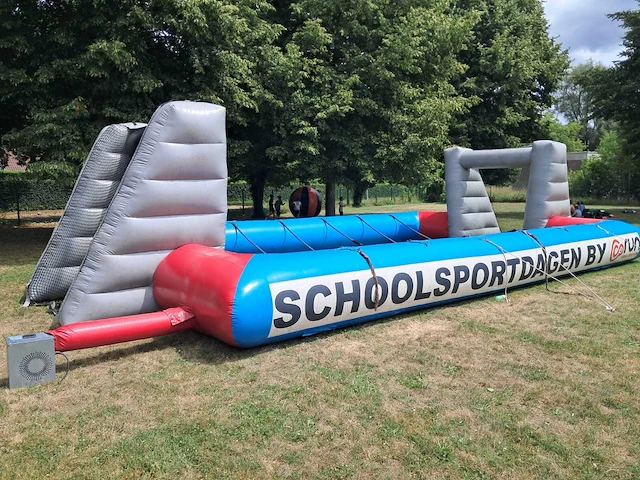 Airquee - reuze kicker tafel - obstacle course & bouncy castle - afbeelding 1 van  4