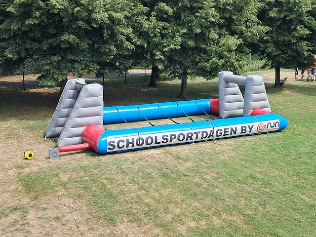 Airquee - reuze kicker tafel - obstacle course & bouncy castle - afbeelding 2 van  4