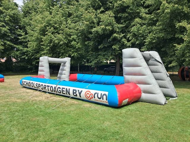 Airquee - reuze kicker tafel - obstacle course & bouncy castle - afbeelding 3 van  4