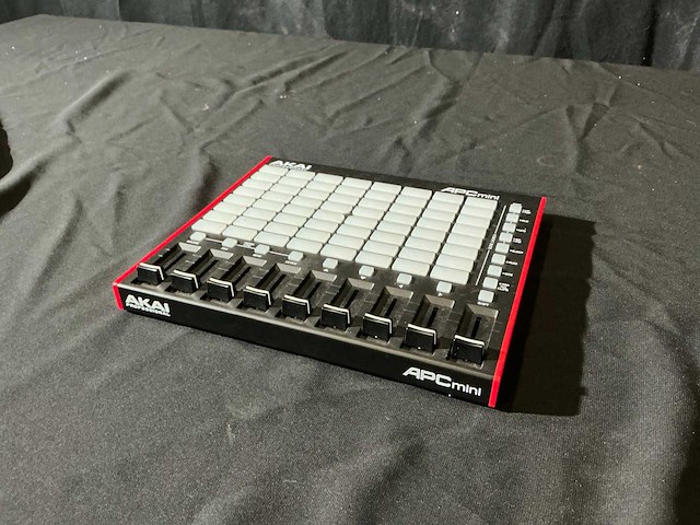 Akai apc mini mk2 compacte usb midi-controller - afbeelding 1 van  4
