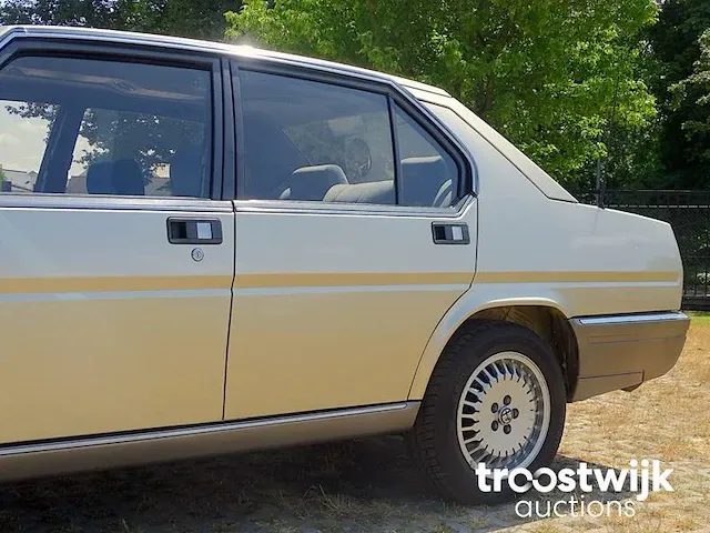 Alfa romeo 90 _ 2.5 v6 'quadrifoglio oro' - afbeelding 11 van  53