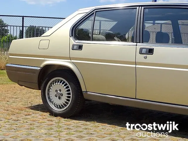 Alfa romeo 90 _ 2.5 v6 'quadrifoglio oro' - afbeelding 17 van  53