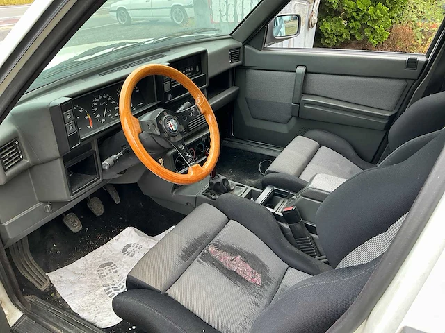 Alfa romeo alfa 75 oldtimer - 1990 - afbeelding 2 van  22