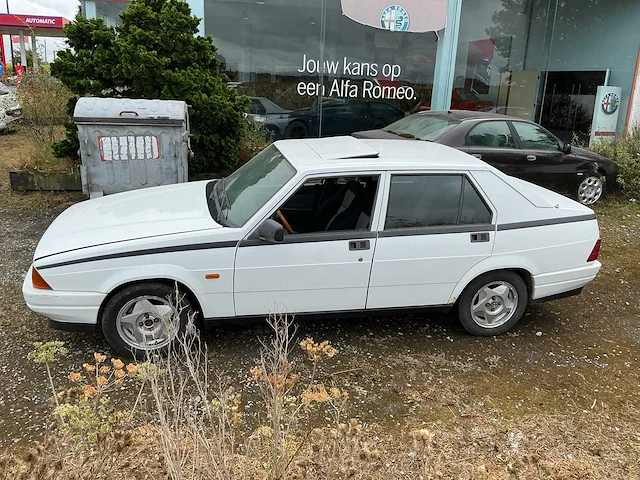 Alfa romeo alfa 75 oldtimer - 1990 - afbeelding 12 van  22