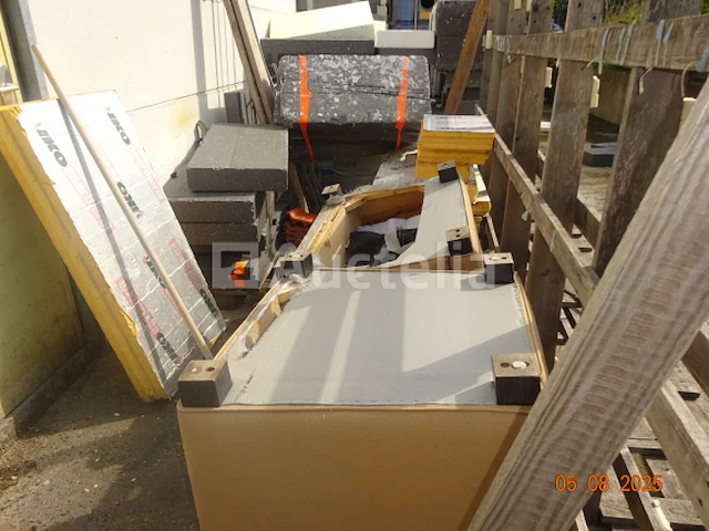 Alles aan de achterkant van het gebouw, inclusief de hele kamer en binnenplaats, moet worden leeggehaald, inclusief 1 fauteuil, 1 koelkast, houten pallets, voorraad isolatie, houten panelen, enz. let op: deze voorraad vertegenwoordigt +/- 40m³ (ter indicatie) - afbeelding 1 van  7