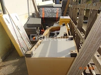 Alles aan de achterkant van het gebouw, inclusief de hele kamer en binnenplaats, moet worden leeggehaald, inclusief 1 fauteuil, 1 koelkast, houten pallets, voorraad isolatie, houten panelen, enz. let op: deze voorraad vertegenwoordigt +/- 40m³ (ter indicatie) - afbeelding 1 van  7