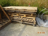 Alles aan de achterkant van het gebouw, inclusief de hele kamer en binnenplaats, moet worden leeggehaald, inclusief 1 fauteuil, 1 koelkast, houten pallets, voorraad isolatie, houten panelen, enz. let op: deze voorraad vertegenwoordigt +/- 40m³ (ter indicatie) - afbeelding 2 van  7