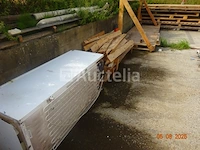 Alles aan de achterkant van het gebouw, inclusief de hele kamer en binnenplaats, moet worden leeggehaald, inclusief 1 fauteuil, 1 koelkast, houten pallets, voorraad isolatie, houten panelen, enz. let op: deze voorraad vertegenwoordigt +/- 40m³ (ter indicatie) - afbeelding 3 van  7