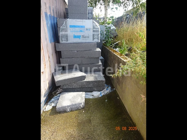 Alles aan de achterkant van het gebouw, inclusief de hele kamer en binnenplaats, moet worden leeggehaald, inclusief 1 fauteuil, 1 koelkast, houten pallets, voorraad isolatie, houten panelen, enz. let op: deze voorraad vertegenwoordigt +/- 40m³ (ter indicatie) - afbeelding 4 van  7