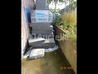Alles aan de achterkant van het gebouw, inclusief de hele kamer en binnenplaats, moet worden leeggehaald, inclusief 1 fauteuil, 1 koelkast, houten pallets, voorraad isolatie, houten panelen, enz. let op: deze voorraad vertegenwoordigt +/- 40m³ (ter indicatie) - afbeelding 4 van  7