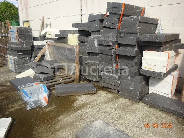 Alles aan de achterkant van het gebouw, inclusief de hele kamer en binnenplaats, moet worden leeggehaald, inclusief 1 fauteuil, 1 koelkast, houten pallets, voorraad isolatie, houten panelen, enz. let op: deze voorraad vertegenwoordigt +/- 40m³ (ter indicatie) - afbeelding 5 van  7
