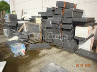 Alles aan de achterkant van het gebouw, inclusief de hele kamer en binnenplaats, moet worden leeggehaald, inclusief 1 fauteuil, 1 koelkast, houten pallets, voorraad isolatie, houten panelen, enz. let op: deze voorraad vertegenwoordigt +/- 40m³ (ter indicatie) - afbeelding 5 van  7