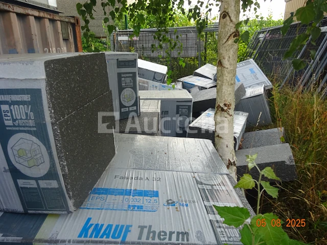 Alles aan de achterkant van het gebouw, inclusief de hele kamer en binnenplaats, moet worden leeggehaald, inclusief 1 fauteuil, 1 koelkast, houten pallets, voorraad isolatie, houten panelen, enz. let op: deze voorraad vertegenwoordigt +/- 40m³ (ter indicatie) - afbeelding 6 van  7