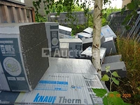 Alles aan de achterkant van het gebouw, inclusief de hele kamer en binnenplaats, moet worden leeggehaald, inclusief 1 fauteuil, 1 koelkast, houten pallets, voorraad isolatie, houten panelen, enz. let op: deze voorraad vertegenwoordigt +/- 40m³ (ter indicatie) - afbeelding 6 van  7