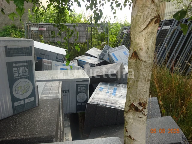Alles aan de achterkant van het gebouw, inclusief de hele kamer en binnenplaats, moet worden leeggehaald, inclusief 1 fauteuil, 1 koelkast, houten pallets, voorraad isolatie, houten panelen, enz. let op: deze voorraad vertegenwoordigt +/- 40m³ (ter indicatie) - afbeelding 7 van  7