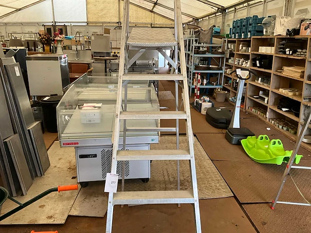 Altrex. s 506 trapladder. - afbeelding 1 van  3