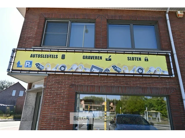 Alu frame voor banners + gevel bevestiging - afbeelding 1 van  5