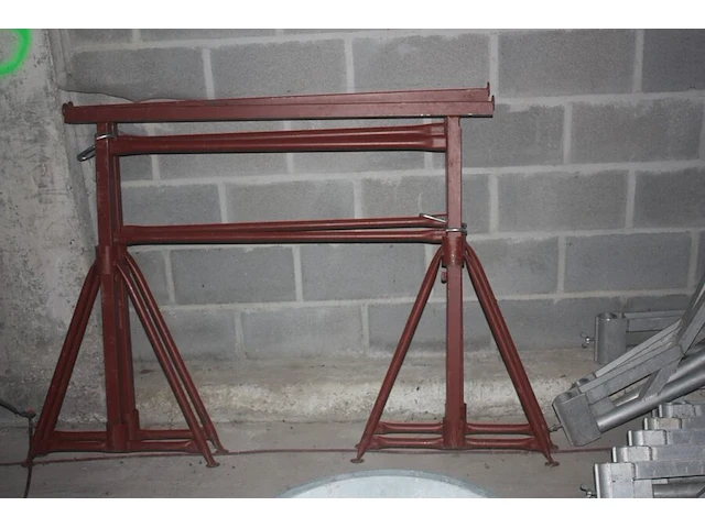 Alu gevelstelling 26 stuks, metalen kruiwagen, 2 metalen schragen, transportkar, partij dakgoten en profielen vmzinc, , 5 isolatieplaten, net (23,24,25) - afbeelding 2 van  13