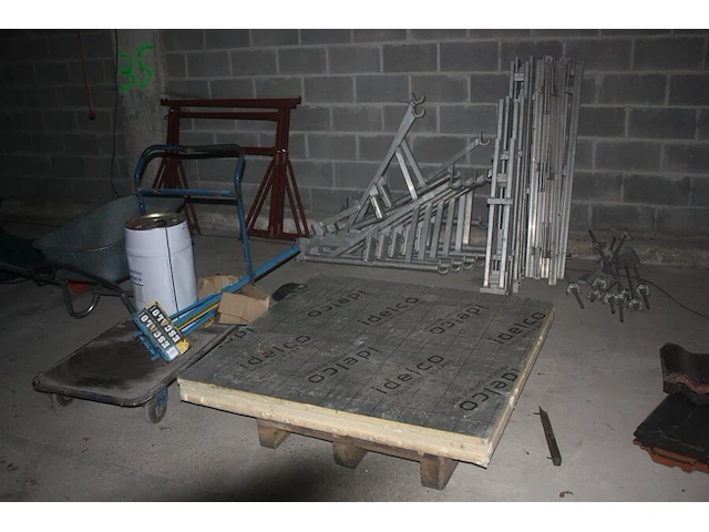 Alu gevelstelling 26 stuks, metalen kruiwagen, 2 metalen schragen, transportkar, partij dakgoten en profielen vmzinc, , 5 isolatieplaten, net (23,24,25) - afbeelding 1 van  13