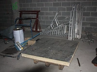 Alu gevelstelling 26 stuks, metalen kruiwagen, 2 metalen schragen, transportkar, partij dakgoten en profielen vmzinc, , 5 isolatieplaten, net (23,24,25)