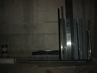 Alu gevelstelling 26 stuks, metalen kruiwagen, 2 metalen schragen, transportkar, partij dakgoten en profielen vmzinc, , 5 isolatieplaten, net (23,24,25) - afbeelding 7 van  13