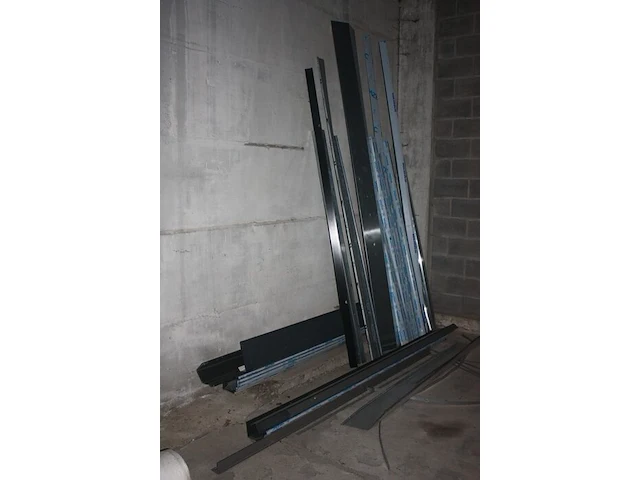 Alu gevelstelling 26 stuks, metalen kruiwagen, 2 metalen schragen, transportkar, partij dakgoten en profielen vmzinc, , 5 isolatieplaten, net (23,24,25) - afbeelding 8 van  13