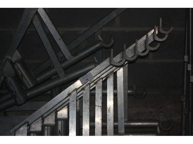 Alu gevelstelling 26 stuks, metalen kruiwagen, 2 metalen schragen, transportkar, partij dakgoten en profielen vmzinc, , 5 isolatieplaten, net (23,24,25) - afbeelding 10 van  13