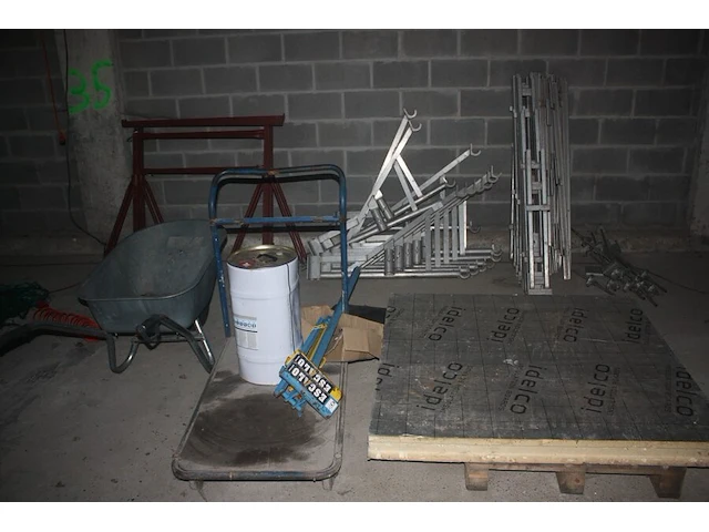 Alu gevelstelling 26 stuks, metalen kruiwagen, 2 metalen schragen, transportkar, partij dakgoten en profielen vmzinc, , 5 isolatieplaten, net (23,24,25) - afbeelding 11 van  13