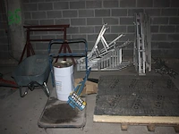 Alu gevelstelling 26 stuks, metalen kruiwagen, 2 metalen schragen, transportkar, partij dakgoten en profielen vmzinc, , 5 isolatieplaten, net (23,24,25) - afbeelding 11 van  13