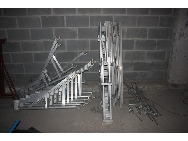 Alu gevelstelling 26 stuks, metalen kruiwagen, 2 metalen schragen, transportkar, partij dakgoten en profielen vmzinc, , 5 isolatieplaten, net (23,24,25) - afbeelding 12 van  13